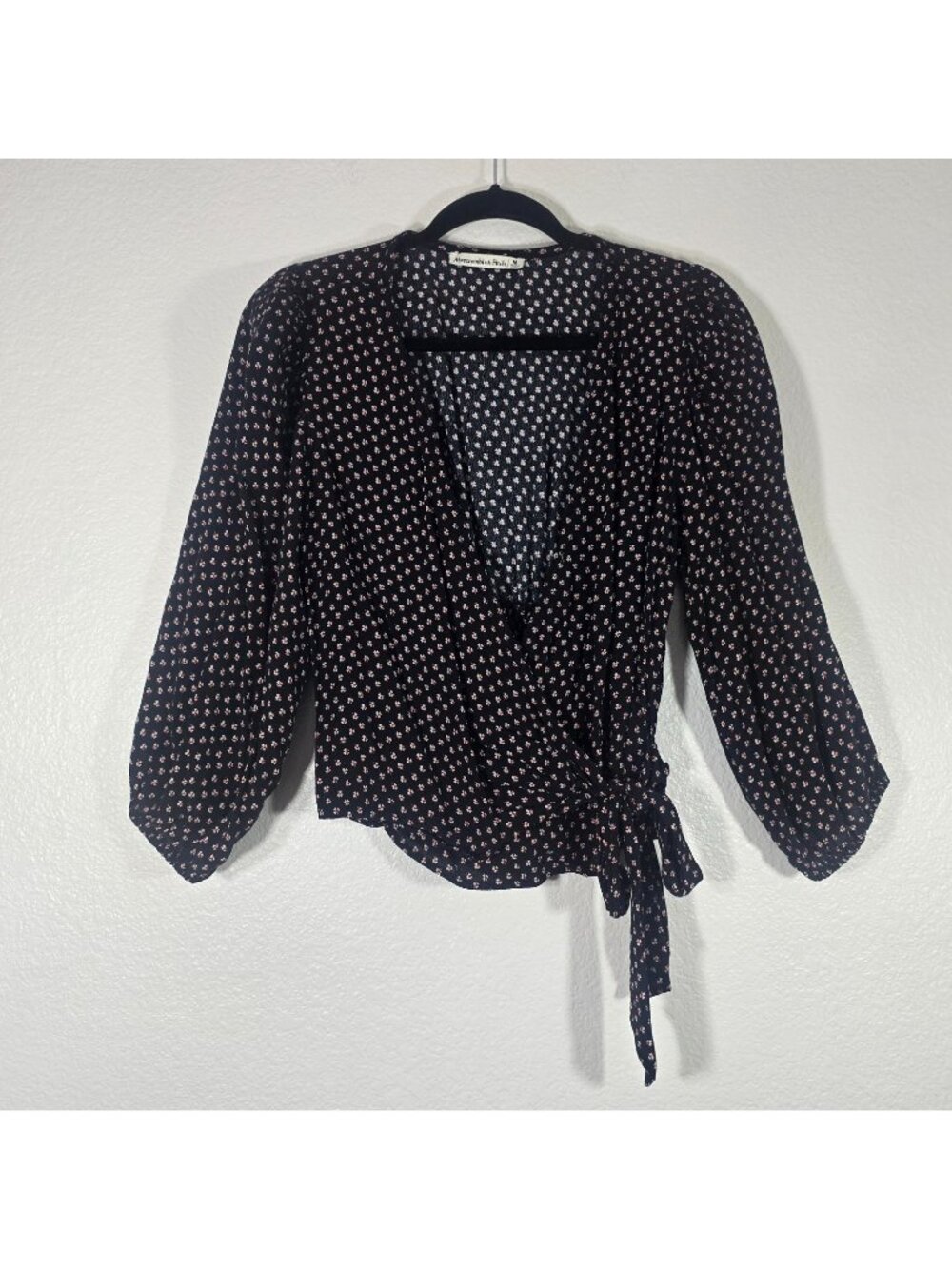 Abercrombie & Fitch Cropped Faux Wrap Blouse Teen Medium Black Floral V Neck